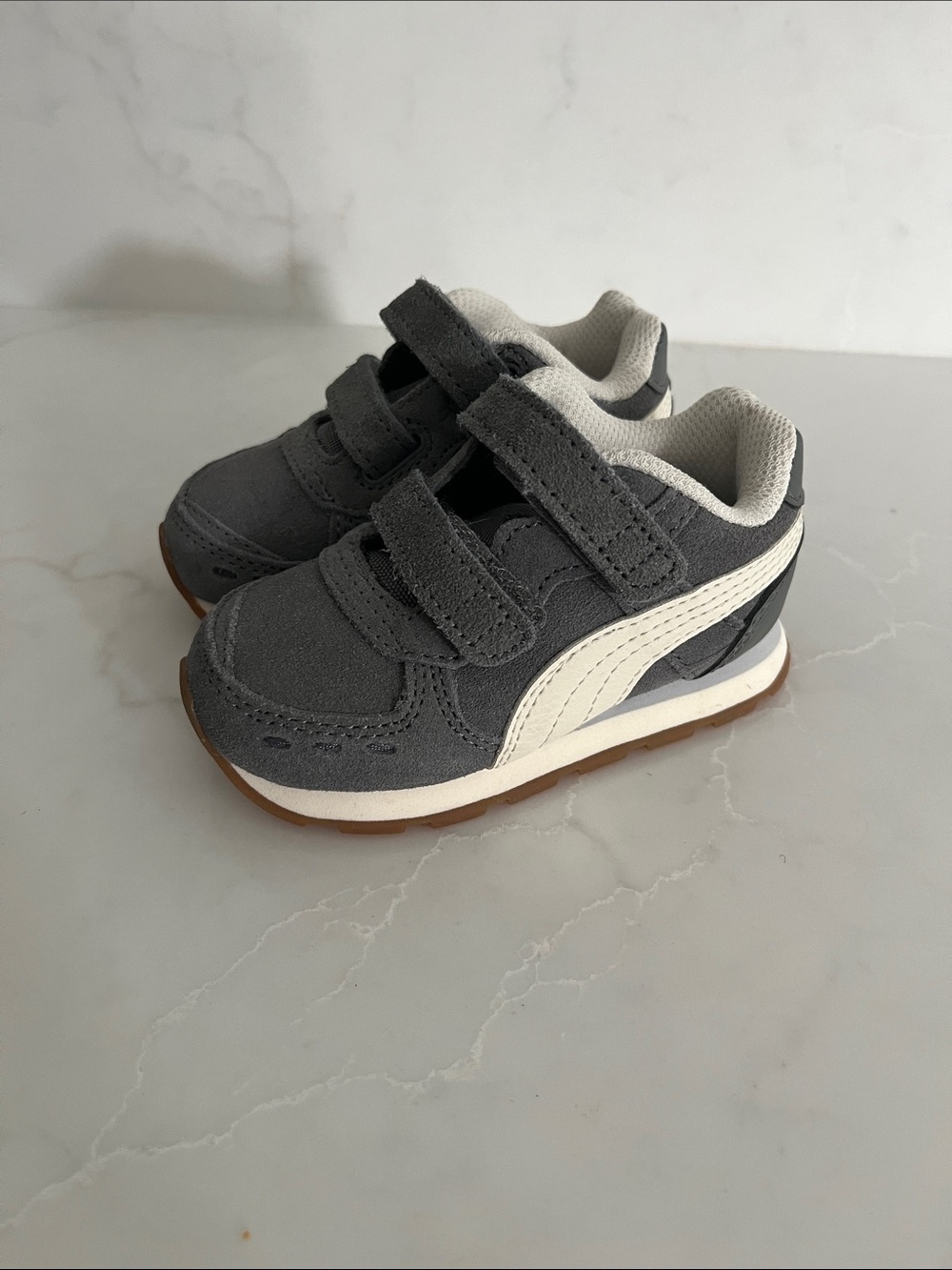 *NWT* toddler Puma Velcro shoes